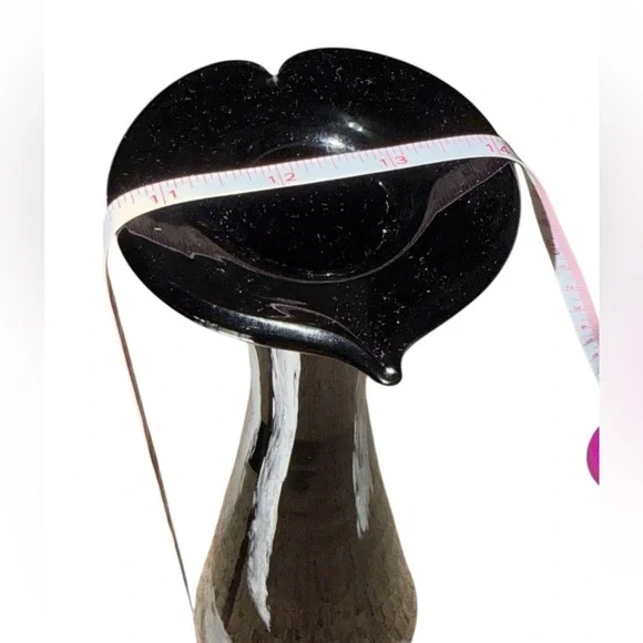 Elegant Black Vase - Picture 3 of 5